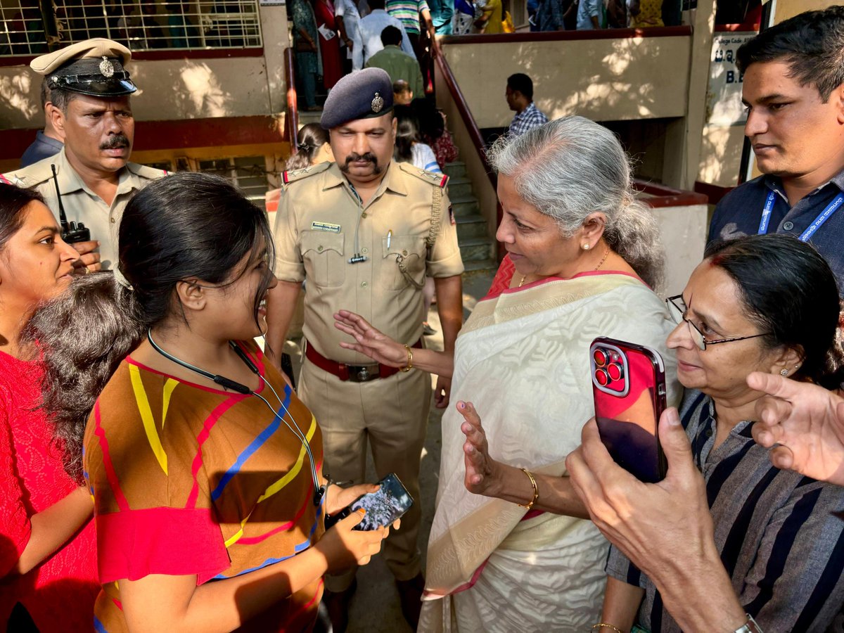 nsitharamanoffc's tweet photo. Smt @nsitharaman interacted with voters at the polling booth in Jayanagar, Bengaluru.

#PhirEkBaarModiSarkar https://t.co/xb4W86hiEl