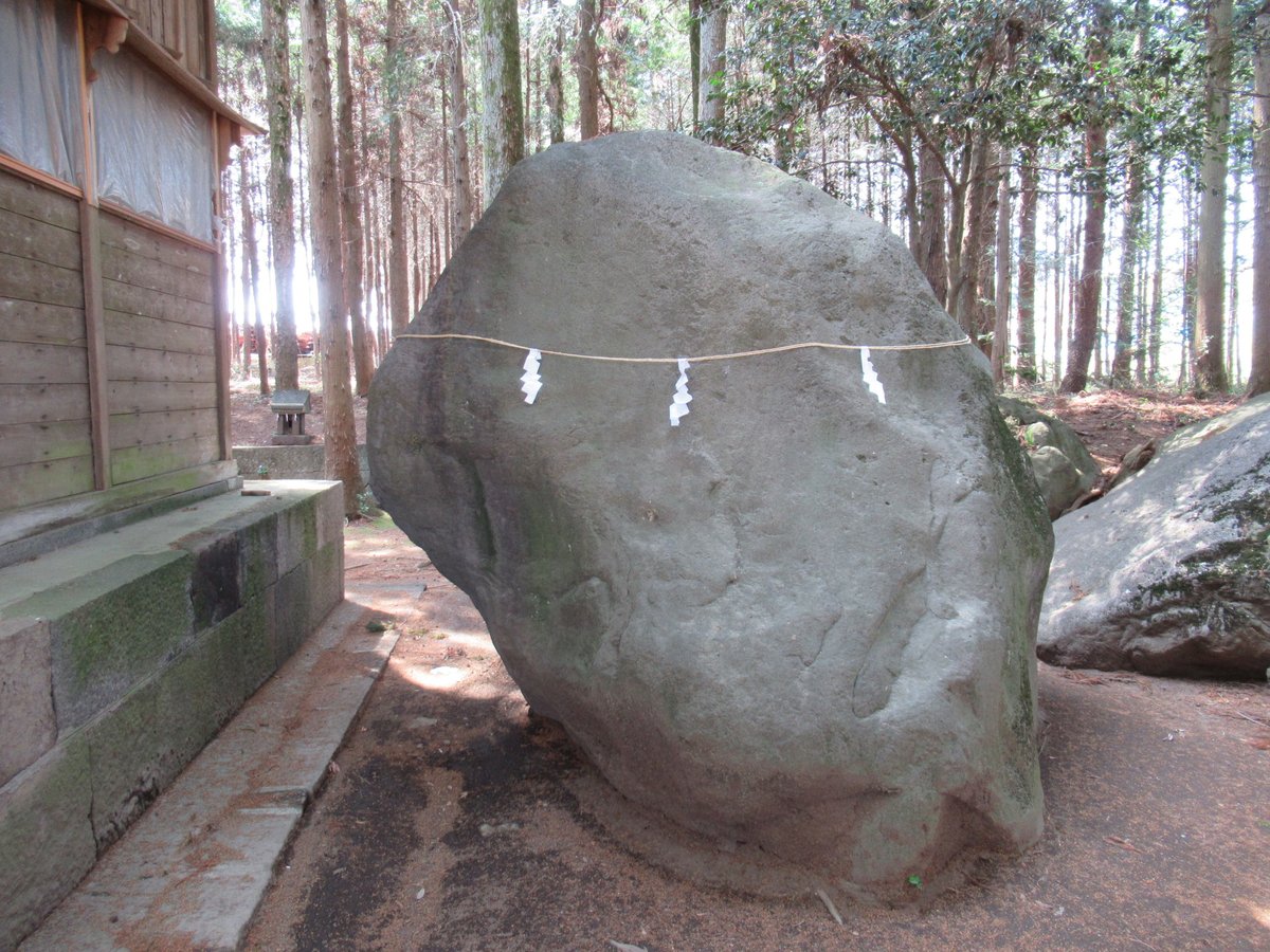 滝泉神社（吉岡町）
社殿裏の袂石と呼ばれる巨石がある。これは祭神である弥都波能売神（罔象女神）がこの地に垂迹し、袂裡から取り出した数個の石を郷の鎮めにとして置いたもので、その後年々成長して現在のような大きさになったと伝わる。