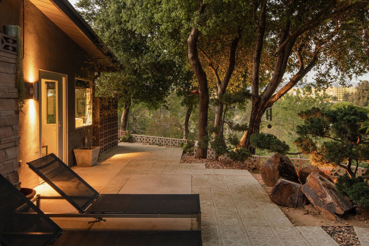 bradchristopher's tweet photo. 💥JUST LISTED • MID CENTURY💥
  3224 Oakley Drive • 2 Bed • 2 Bath     Situated on over half an acre, this modernized midcentury Hollywood Hills hideaway seamlessly blends idyllic design with contemporary amenities.

📩  DM for private showings! https://t.co/L2wVwHdYNC