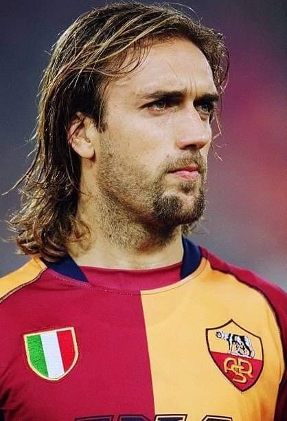 GABRIEL OMAR BATISTUTA

'Di todo lo que tenía por el fútbol. Cuando me retiré a los 2 días de dejarlo no podía caminar. Es que no tengo cartílagos y todo mi peso está apoyado sobre los huesos del pie, entonces es hueso contra hueso y el más mínimo movimiento te hace doler.

+⬇️