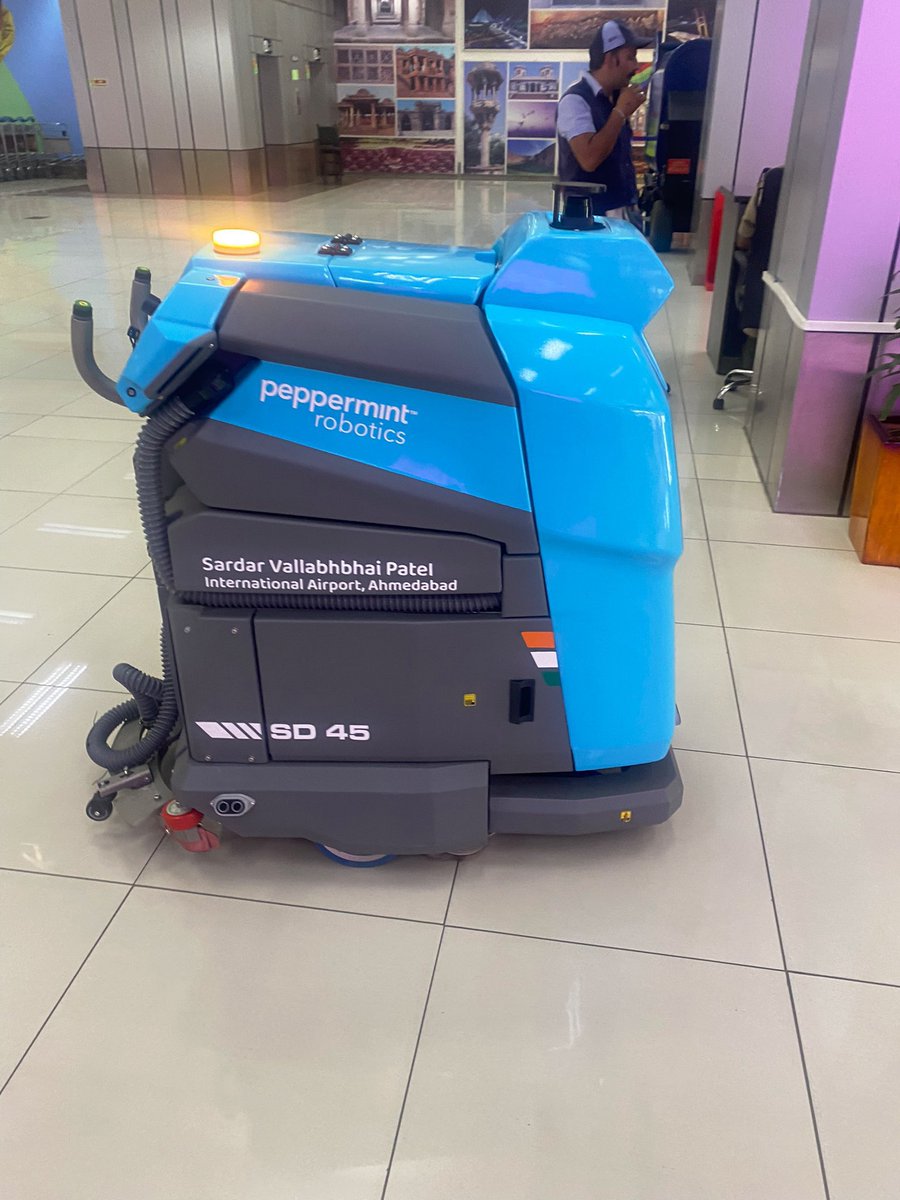 #Bhubaneswar can we get such Intelligent Cleaning Robots 🤖 @ BPI Airport & #BSABT ❤️ bus terminal

Got 2 know that they cover a whopping 13,000 square feet per hour & operate silently for 8 hours on single charge ! 
#MadeInIndia 

Seen @ #Ahmedabad airport 

P.C: Manish🙏