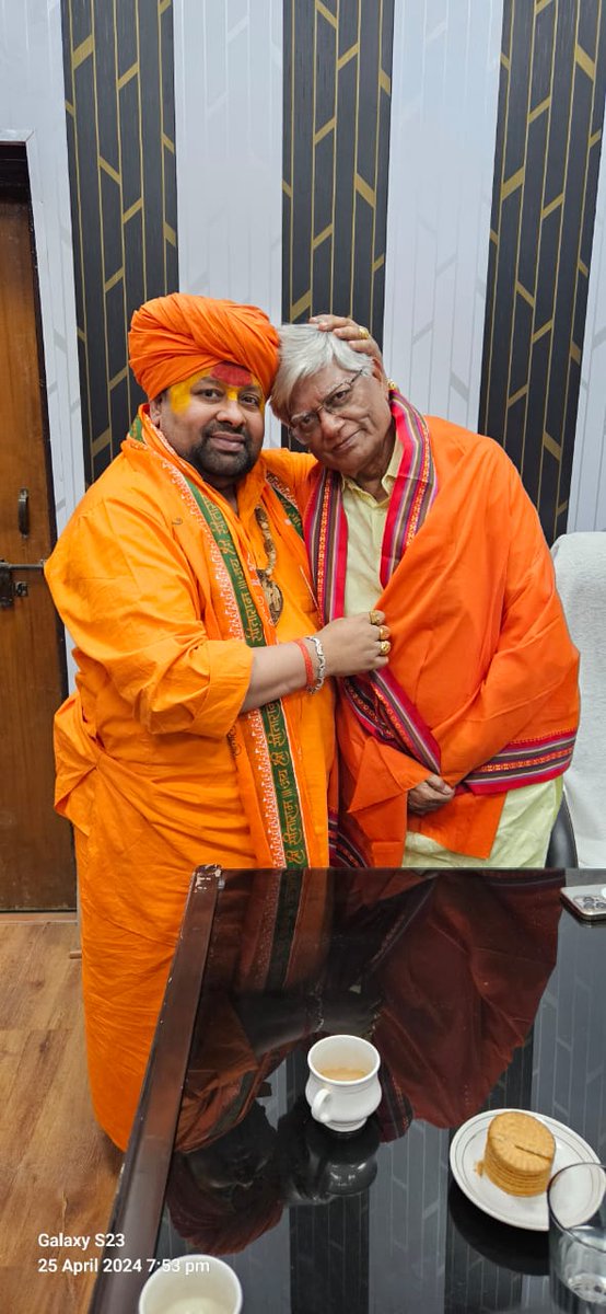 शताब्दी महोत्सव ऑल इंडिया रेलवे मेंस फेडरेशन के मुखिया माननी पंडित शिव गोपाल मिश्रा को बधाई देते हुए नारायण सरकार परम पूज्य महंत बृजमोहन दास जी महाराज राष्ट्रीय राजधानी क्षेत्र दिल्ली में