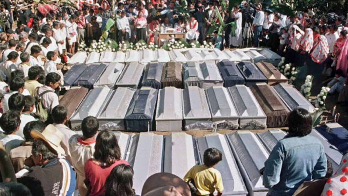 Acteal
1997
Decenas de paramilitares uniformados dispararon armas de uso militar contra una organización pacífica “Las abejas”, que habían sido desplazada por la violencia en Chenalhó. Murieron 45 personas, 20 eran niños.
#JuicioAExPresidentes