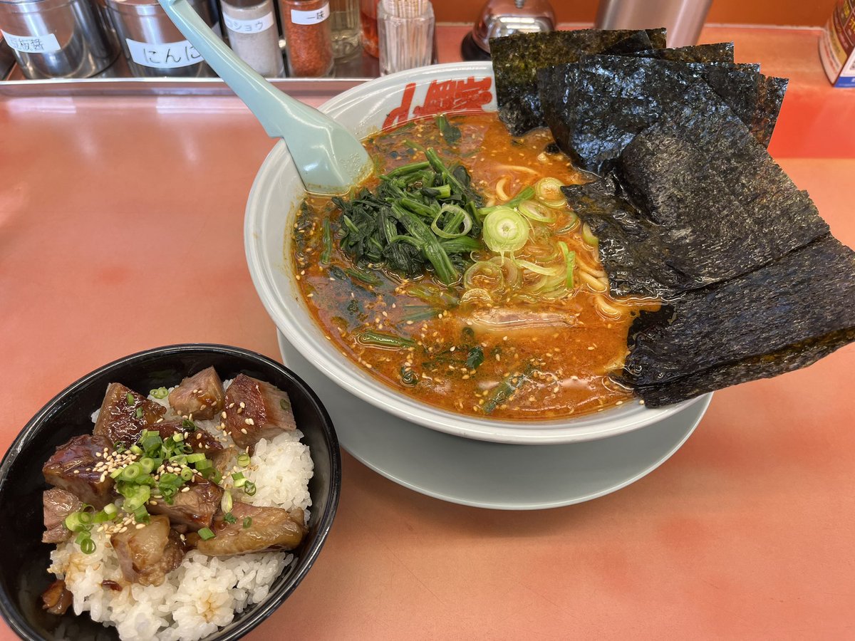 ラーメン山岡家熊谷店　埼玉県熊谷市

辛味噌ラーメン（中盛&中辛）　1060円
コロチャー丼
海苔5枚　クーポン無料
ほうれん草　ポイント交換

お得に食べちゃいました👍⤴️
ご馳走様でした‼️
最高😀