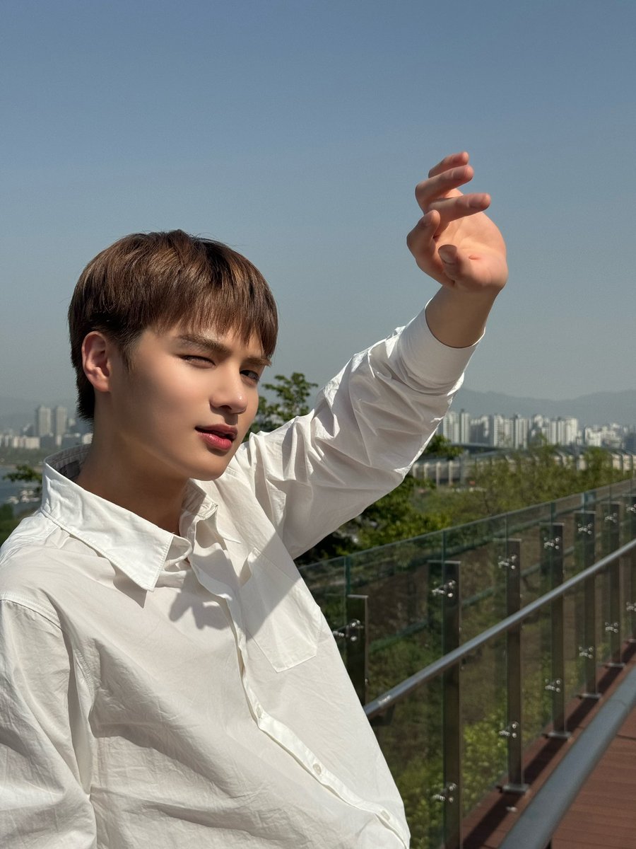 LUN8_members's tweet photo. [#지은호] 
눈부셔서 눈 아프다☀️😎

#루네이트 #LUN8 #눈이 #안떠져 https://t.co/BbFw6kpuFR