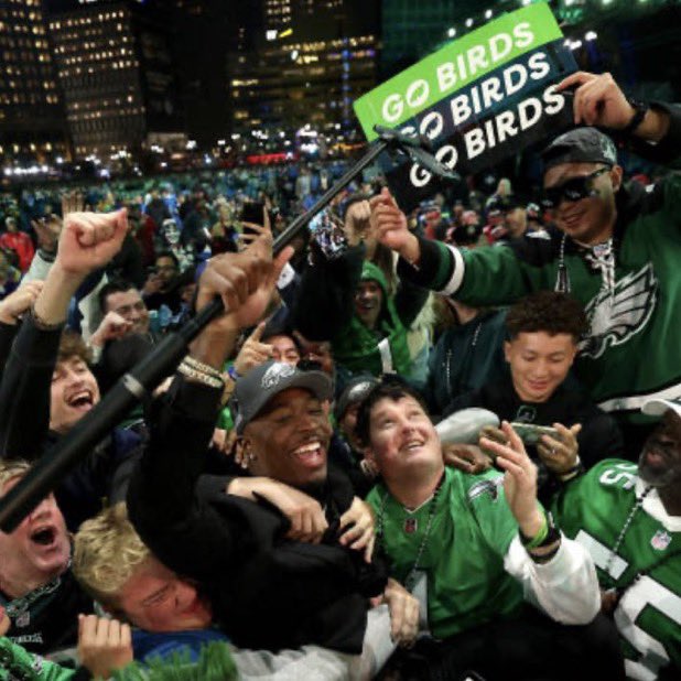 #Eagles CB Quinyon Mitchell with Eagles fans at the draft. 😂 (Via @rubythevalley)