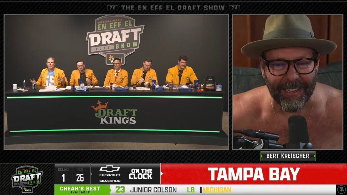 barstoolsports's tweet photo. TARPS OFF FOR THE DRAFT @bertkreischer
#EnEffElDraft https://t.co/aTg5EYprln
