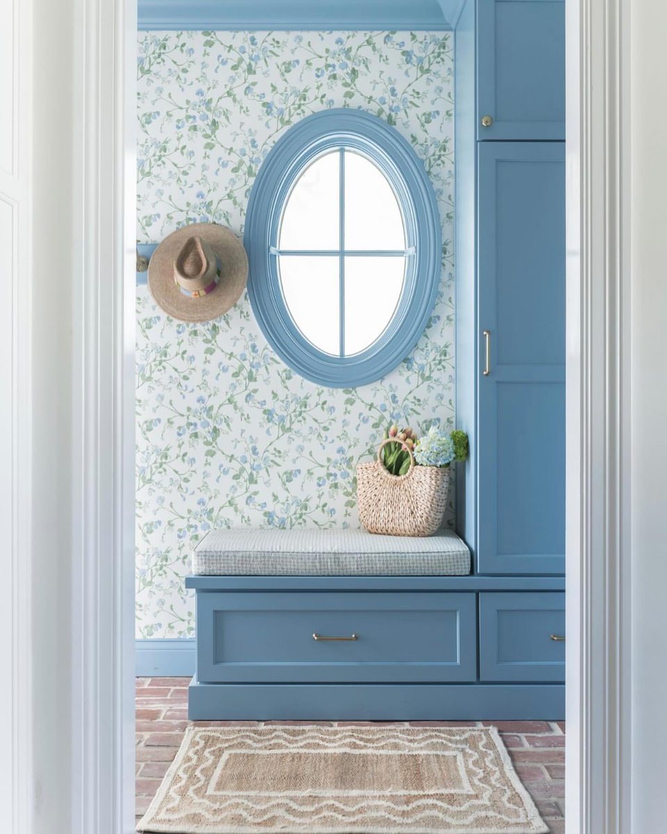We’re loving this cozy view shared by @paperwhitesinteriors on IG in one of our favorite color palettes. The pairing of the wallpaper with the oval window is sweet perfection.

#southernladymag #traditionalstyle #blueandwhite #wallpaper #interiors #entryway #grandmillennialdecor