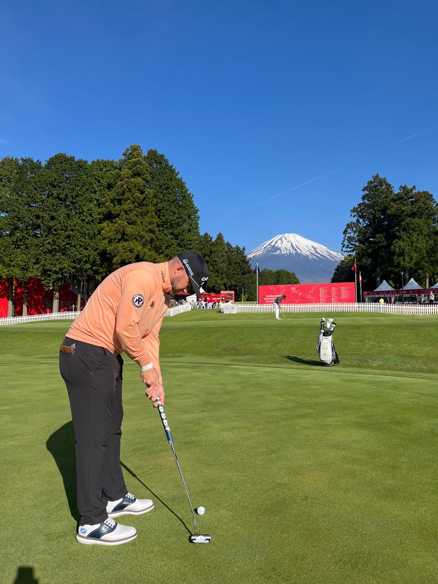 Not many better places for <a href="/CarbonFinancial/">Carbon</a> Friday orange &amp; black in shadow of Mount Fuji. Good golf too -5 so nice solid play. Attitude on course positive from hole 1. #carbon #orange #black #japan #dpworld
