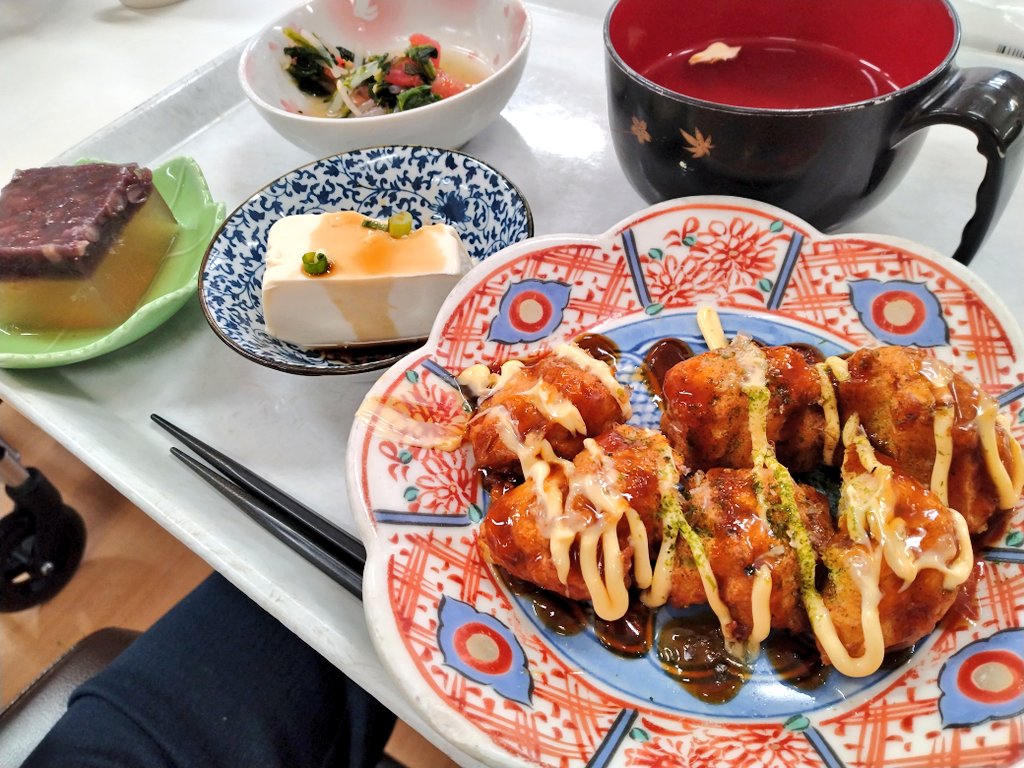 thoughtful2023's tweet photo. こんにちは☀デイサービス楽癒です✨
本日の利用者様　#昼食　
【お好みあげ、からしあえ🤗】
お好み焼きを揚げてるメインはまるでたこ焼きのよう🐙💕笑
いっぱい食べてパワーチャージします🤗🩷
楽癒に鯉の家族が仲間入りです💕🎏❕
#ランチ　#デイサービス
#企業公式春のフォロー祭り
#栄養食　#栄養 https://t.co/DPFQPXKag7