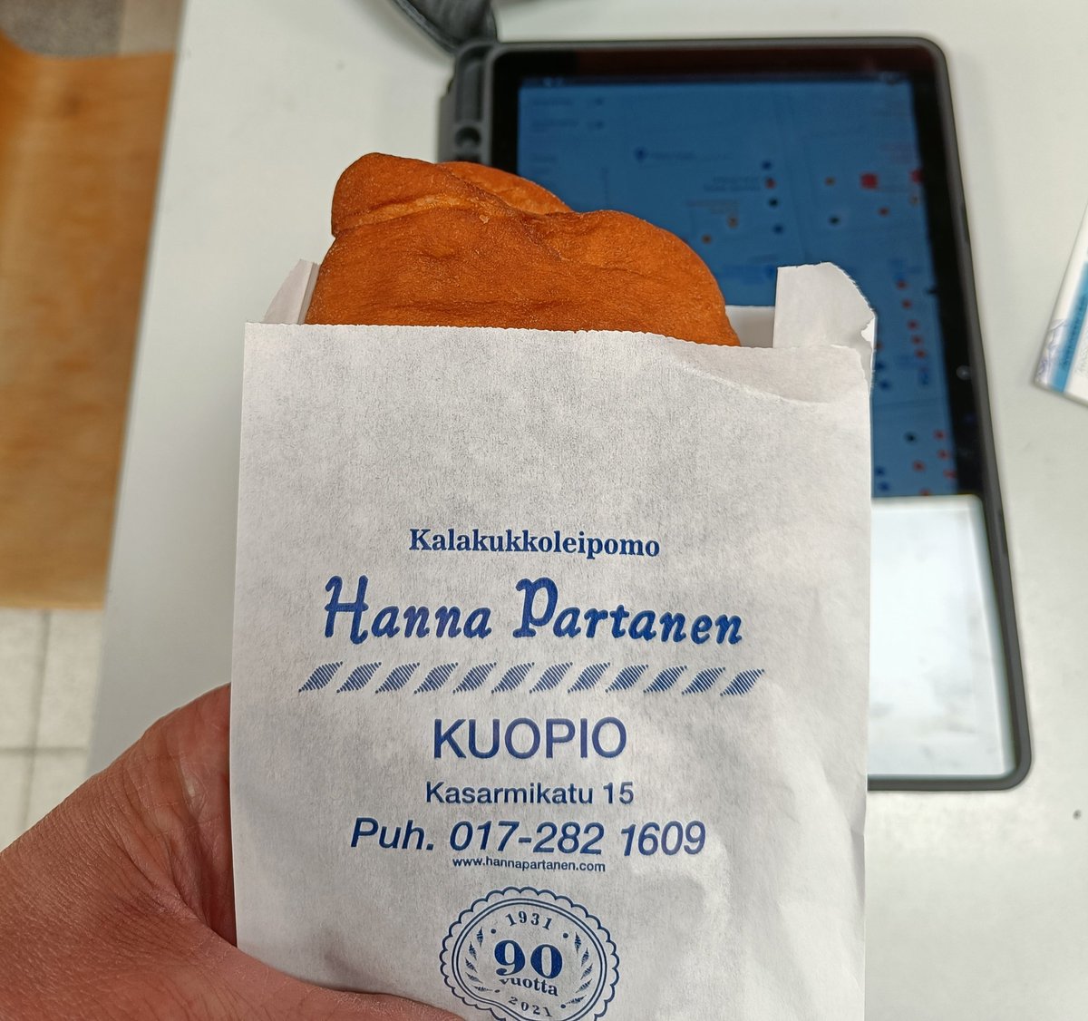 Löytyykö teidän kaupungistanne ruokabrändejä? Kuten atomi tai porilainen? Kuopiossa Hanna Partasen kalakukot ja piiraat 😋 Hyvä lihapiirakka ei tarvitse mausteita. #Vartinkeskusta #elinvoimanosturit #kuopio #muolimannapa