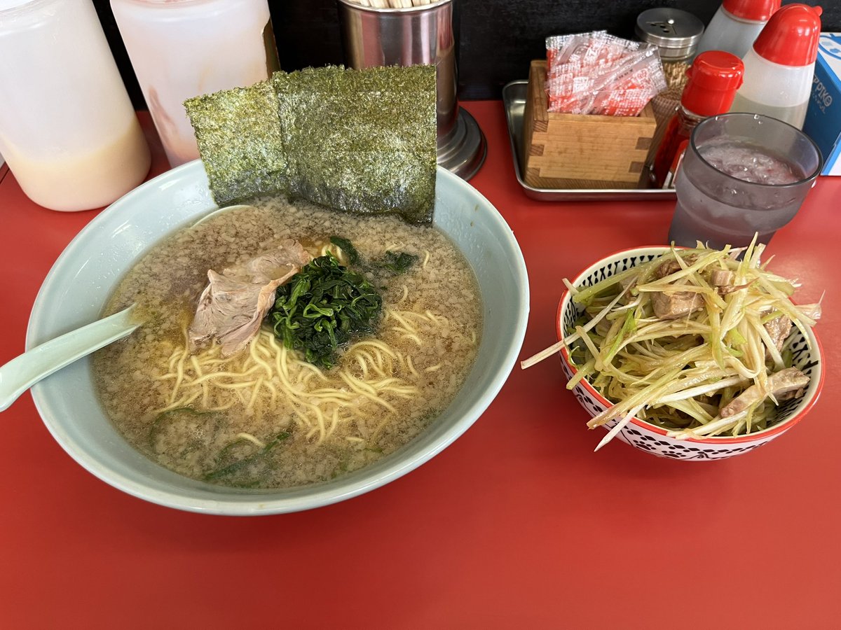 2024年 ラーメンショップ　24杯目

ラーメンショップつくば店さん

フライデーBセット中盛🍜🍚

GW前の1杯はこちらで⭐️

最近臨時休業とかでご無沙汰でした💦

美味しかったです、ご馳走様でした😋

#ラーメンショップ
#ラーメン