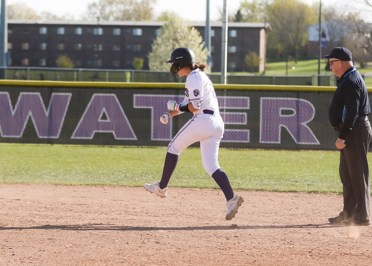 KellyJo_32's tweet photo. Congratulations, Liv on your 1st Collegiate Homerun!!! 🥎 ⁦⁦@LysaghtLiv⁩  ⁦@regent_softball⁩ https://t.co/lkRWLeLkHP