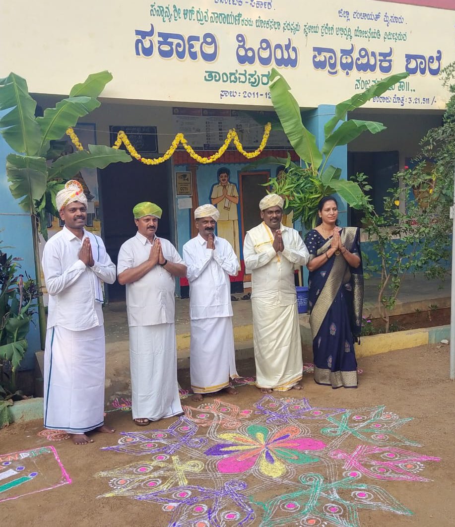 Polling staff in traditional attire to welcome voters at a polling station in Varuna constituency in Karnataka on the 2nd phase of #GeneralElections2024 #ChunavKaParv #DeshKaGarv #GoVote #IVote4Sure 📸 @ceo_karnataka
