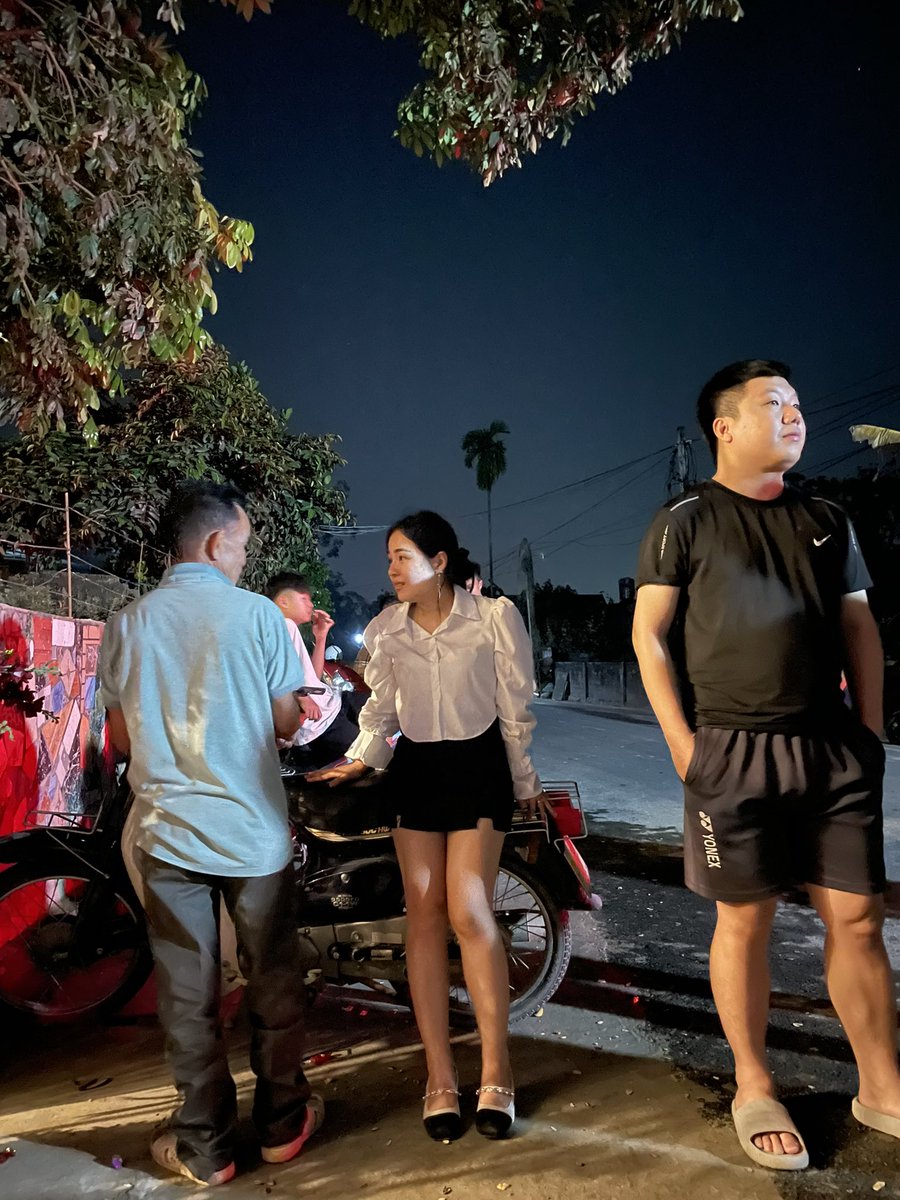 hienpham06's tweet photo. Chưa kịp chụp xong đã bị đòi xe 🤣🤣🤣 https://t.co/0AC31i4q63