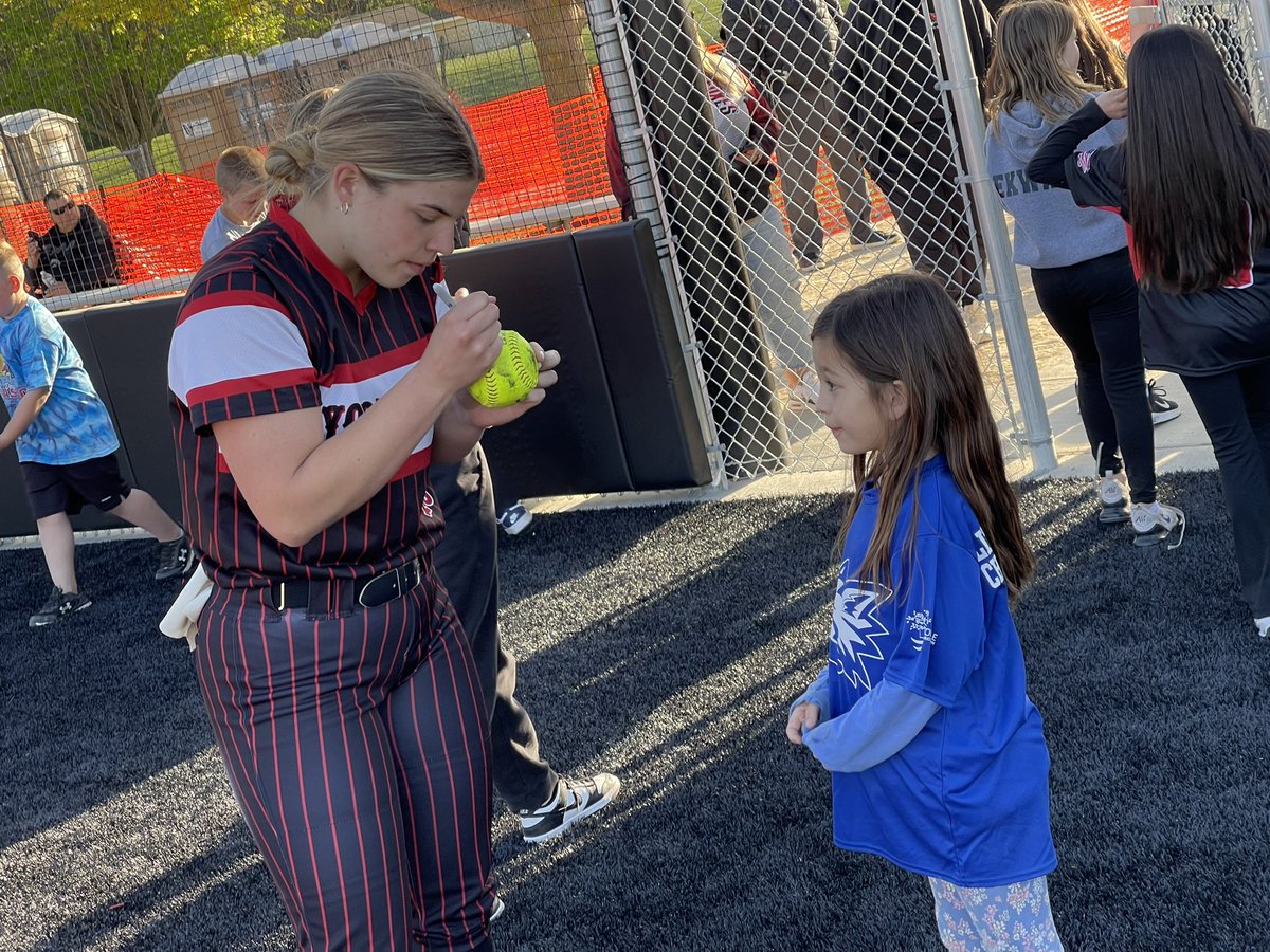 Another successful Future Foxes Day in the books! So many future softball players and their families were out supporting us today and man the future is bright! Thank you to all those who attended! We look forward to seeing some in a foxes jersey in the near future! 🦊 🥎 #good