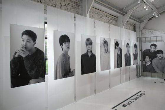 [📸] MÁS FOTOS DEL BTS POP-UP: MONOCHROME EN COREA! 😍💜

[+] #MNCR #MONOCHROME #BTS