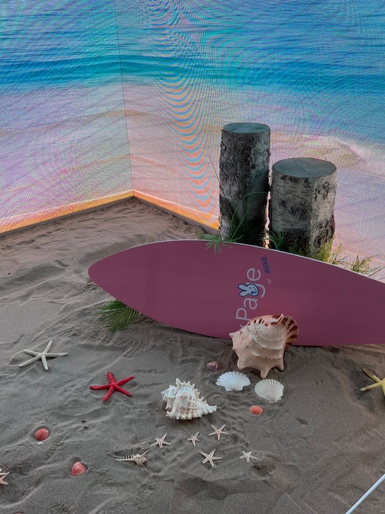 SoloBae91's tweet photo. pink bunny head surfboard 🐰🏂

Opening pages of Irene
#IRENE_EXHIBITION_IS_HERE
#주현이와_함께넘기는_첫번째책장 https://t.co/jn8IXMhyFf