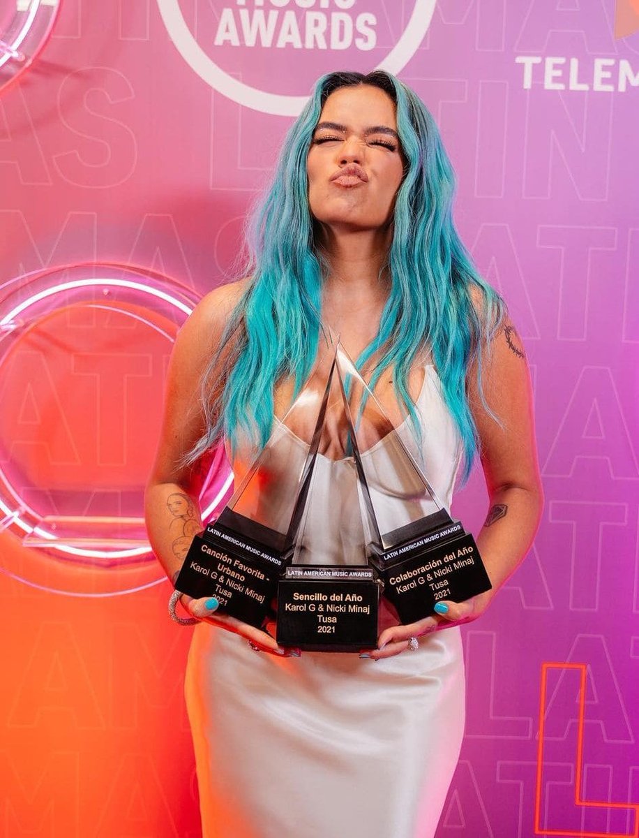 Karol G es la artista femenina MÁS PREMIADA en los #LatinAMAs 2024 con 6 galardones! 🧜🏼‍♀️🌸🌈 — Felicidades reinas.