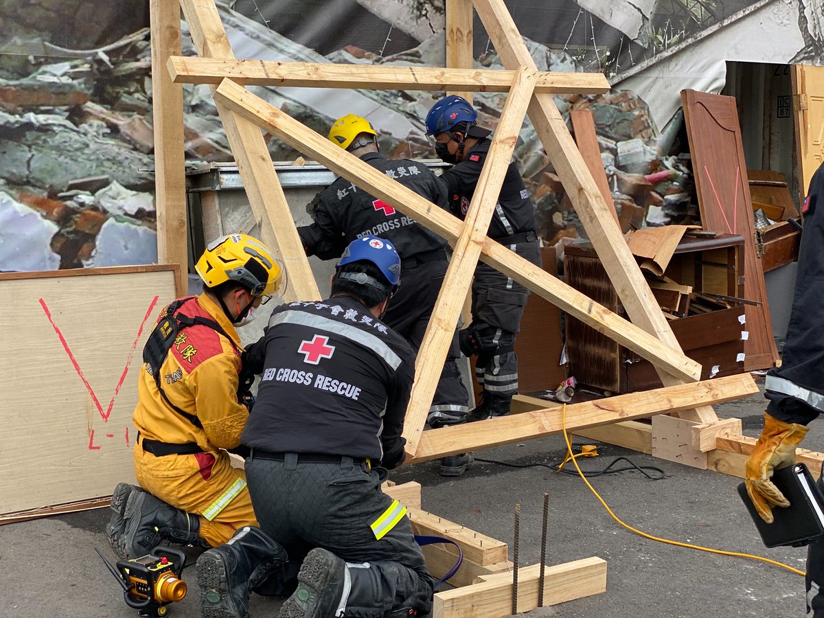 The Taipei City Government conducted its Disaster Prevention and Rescue Drill today at the Riverside Park of Hushan 21, with a live military exercise taking place. The Taipei Disaster Relief Team of TRC also mobilized 16 disaster relief volunteers to participate.