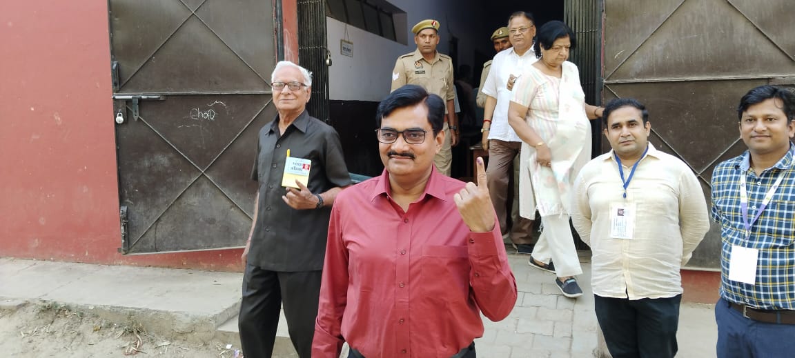 dm_ghaziabad's tweet image. 12-गाजियाबाद, जिला निर्वाचन अधिकारी/जिला​धिकारी श्री इन्द्र विक्रम सिंह  ने अपने बूथ इन्ग्राहम स्कूल में किया मतदान। @CEOUP