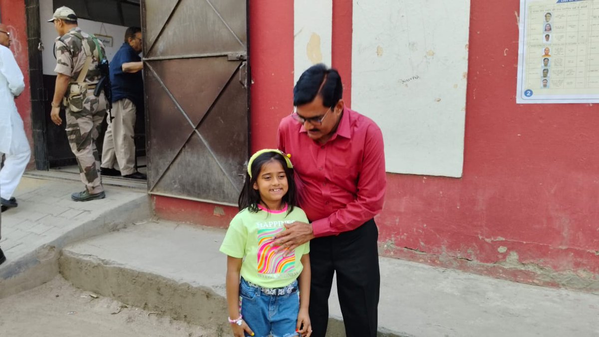 dm_ghaziabad's tweet image. 12-गाजियाबाद, जिला निर्वाचन अधिकारी/जिला​धिकारी श्री इन्द्र विक्रम सिंह  ने अपने बूथ इन्ग्राहम स्कूल में किया मतदान। @CEOUP