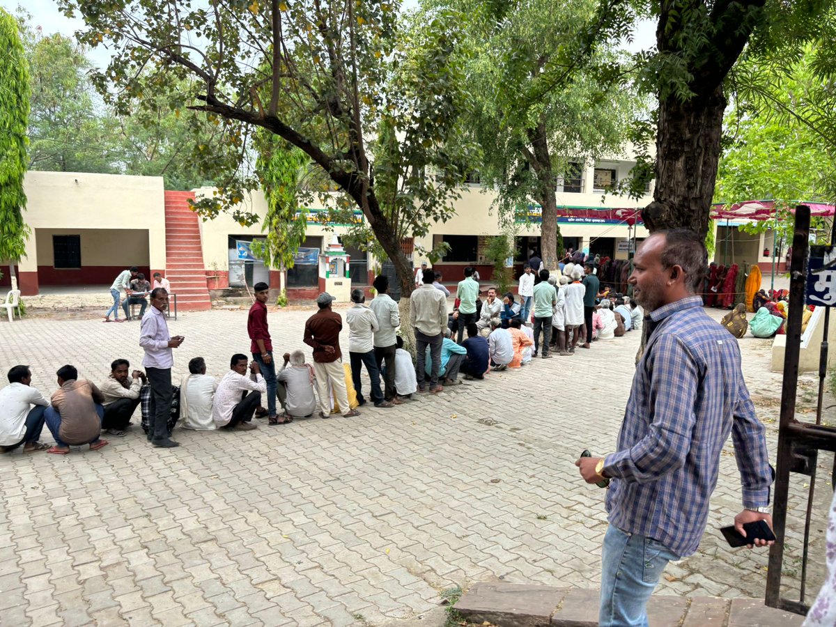 CeoRajasthan's tweet photo. In Jhalawar, the eagerness of people to vote in happy hours in infectious !

जब बात हो उन्नति की 
जब बात हो गौरव की।
साथ चलेंगे , देश को बढ़ाएंगे।
#ECI #DeshKaGarv #ChunavKaParv #IVote4Sure
@DIPRRajasthan https://t.co/vhHKhJSaWU