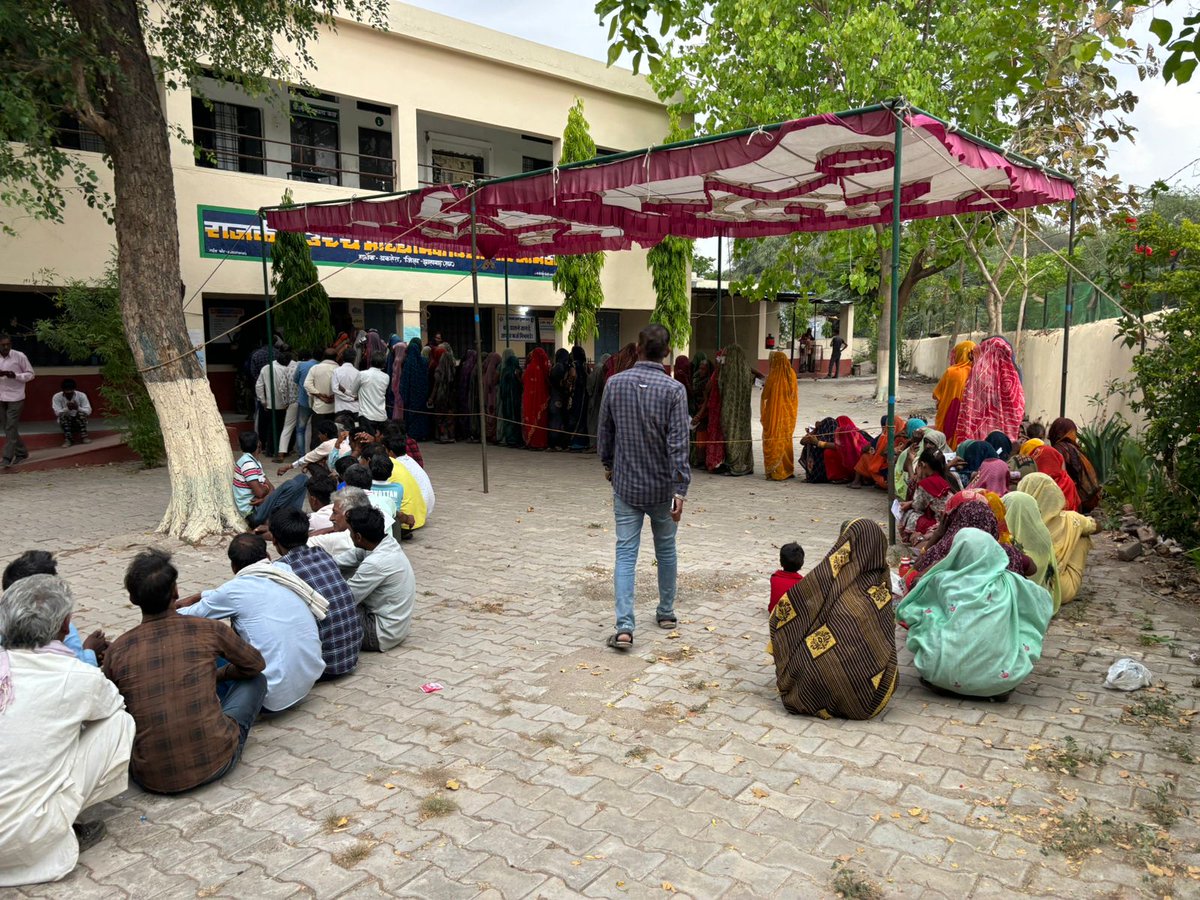 CeoRajasthan's tweet photo. In Jhalawar, the eagerness of people to vote in happy hours in infectious !

जब बात हो उन्नति की 
जब बात हो गौरव की।
साथ चलेंगे , देश को बढ़ाएंगे।
#ECI #DeshKaGarv #ChunavKaParv #IVote4Sure
@DIPRRajasthan https://t.co/vhHKhJSaWU