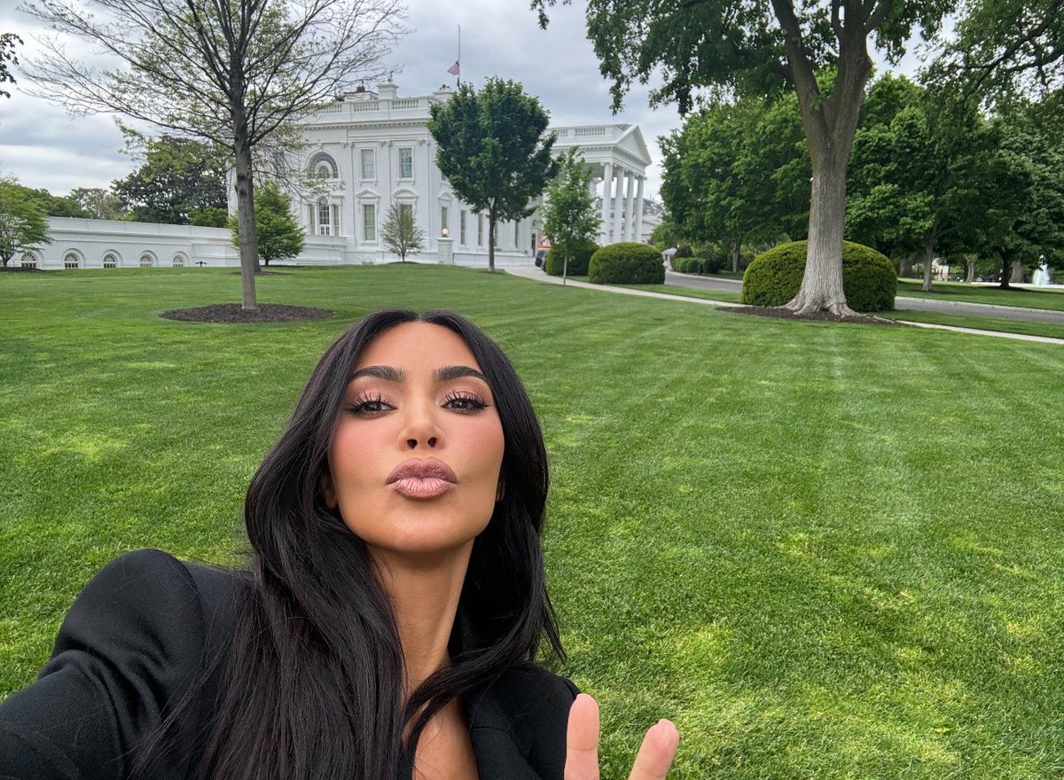 Kim Kardashian stuns in new photo at the White House.