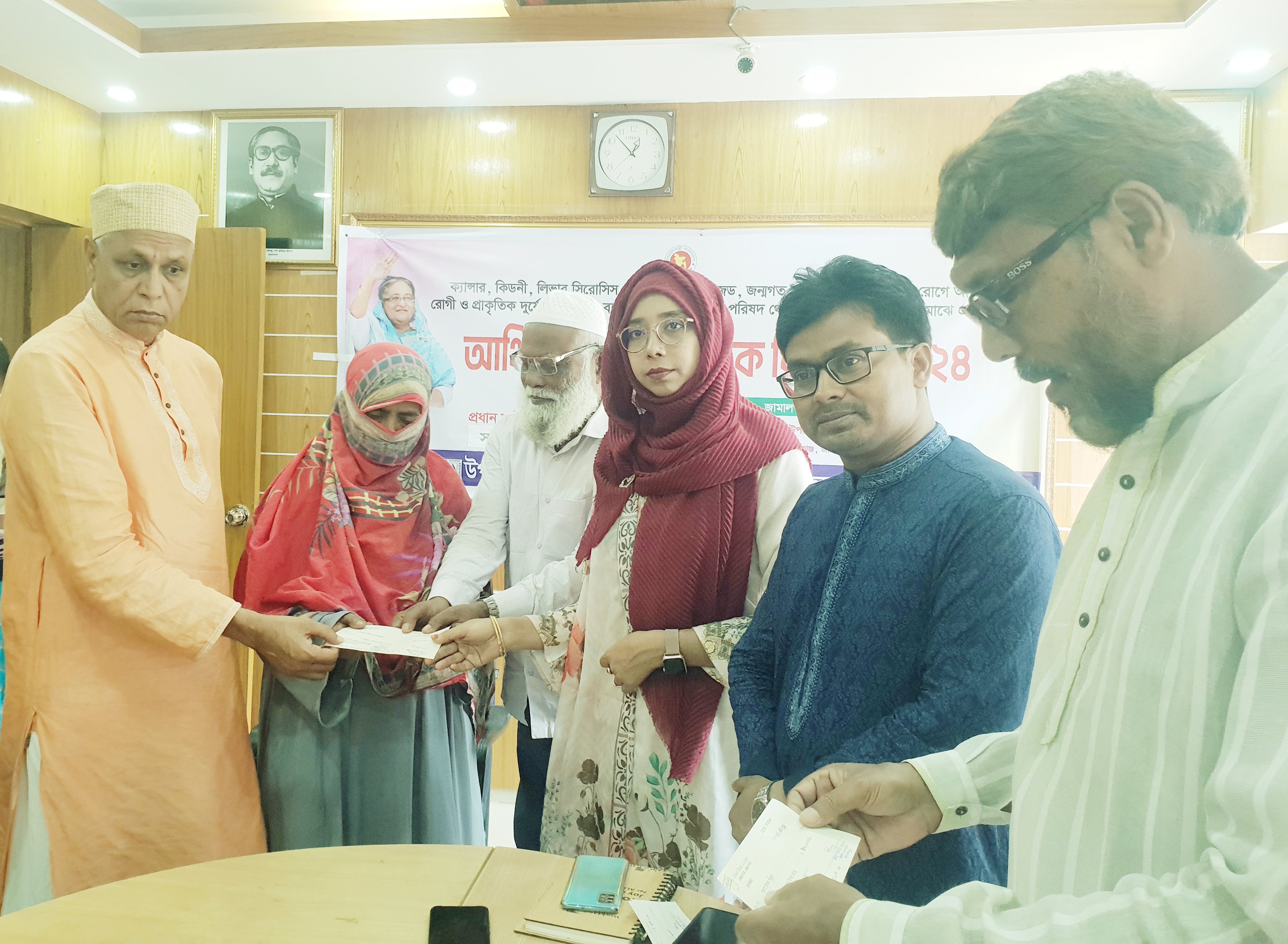 মাদারগঞ্জে ক্যান্সার রোগীসহ প্রাকৃতিকভাবে ক্ষতিগ্রস্ত ব্যক্তিদের মাঝে অনুদানের চেক বিতরণ