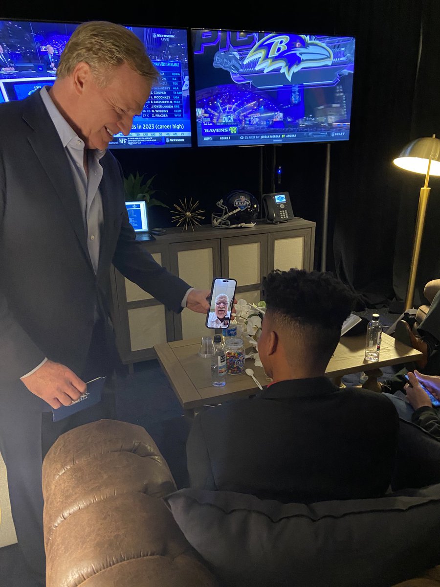 .⁦@Chiefs⁩ Coach Reid FaceTimed with Justin Lavergne moments after he announced the club’s pick. Great gesture.