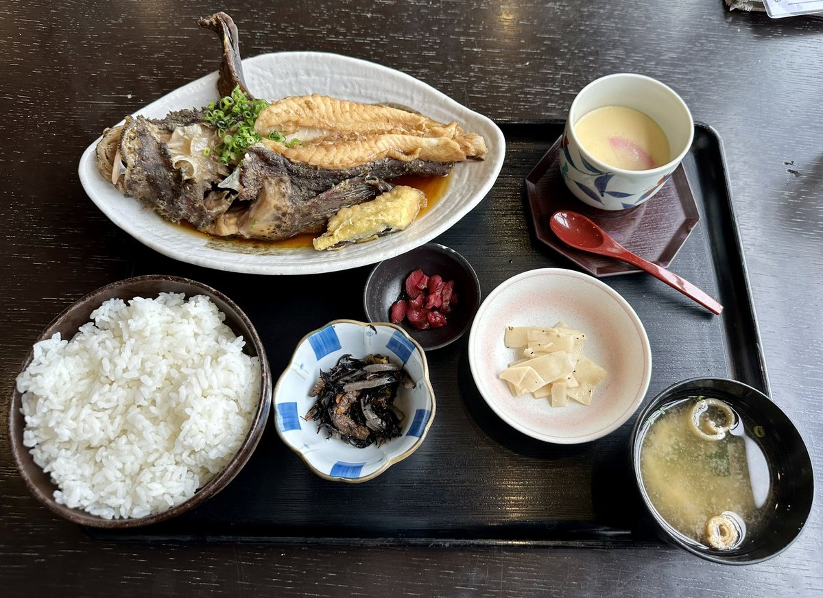 煮付け定食注文したら
デカいオコゼやった😆✨
高級魚でコラーゲンぷるぷるで
めっちゃ美味い😋