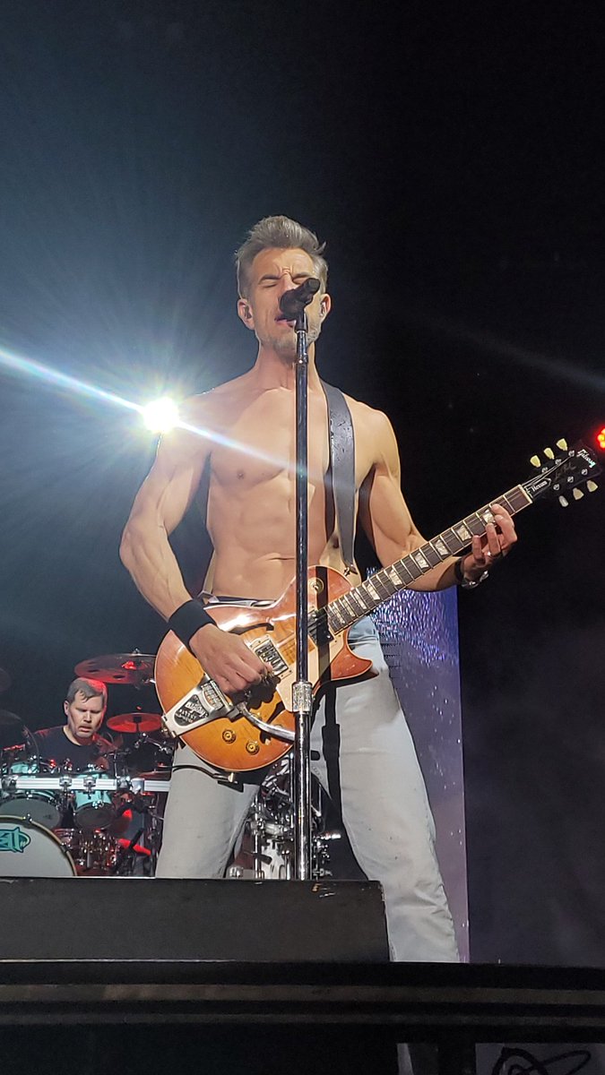 ruiz311est's tweet image. When @NickHexum jumps, I scream! ✨️🫶✨️ Love all 5 of my guys! Some shots for you Nikki of your man! ✨️🫶🤤🛸
@311 @NickHexum @nikkihexum @pnut #Down #420day #311rocks