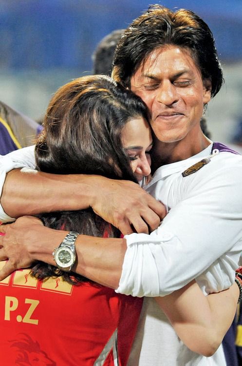 Well well well! We all know what day it is today 🤭😋 Our VEER-ZARA day is back at the Eden Gardens ♥️ #shahrukhkhan #SRK #preityzinta #KKRvsKXIP #VeerZara