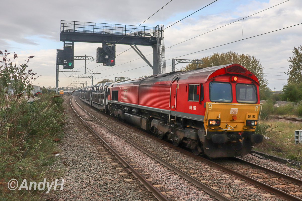 #FreightFriday Yesterday morning at Kettering, a later than usual start for work and the Toyota car train was conveniently running around an hour late, giving me a chance to 📸 @DBCargoUK 66192 working 6X13 Dollands Moor to Toton. #ShedWatch #DBCargo #MML 25/4/24