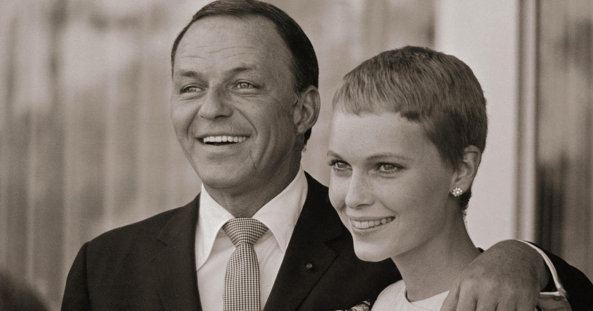 Vea el interior de la antigua casa adosada de Frank Sinatra y Mia Farrow en Nueva York que acaba de salir a la venta bit.ly/Spanish-News | #ButterWord #Spanish_News #Casting #DesfileDeModa #DetrásDeCámaras #doblaje #Entretención #entrevistas #Frank_Sinatra #humor #Música #...