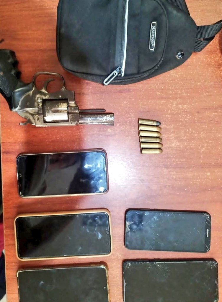 #ElOro || Operativo policial permitió aprehender a 2 sujetos, presuntos implicados en el delito de robo y porte de arma de fuego. Indicios: -1 arma de fuego -6 cartuchos -1 motocicleta #PolicíaEcuador #Seguridad