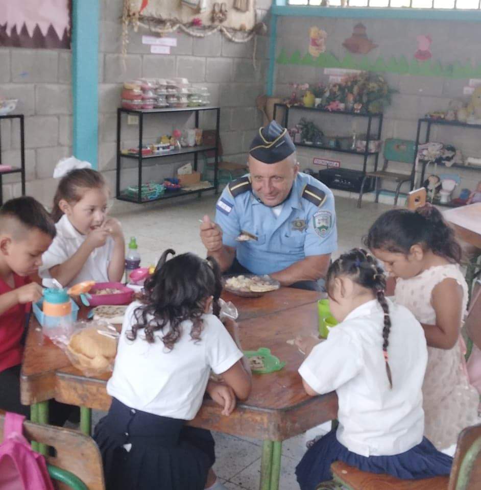 👧🧒¡Nuestros pequeños son el futuro de nuestro país!

#CuidemosDeLosNiños 👮‍♀️👮#PolicíaNacional