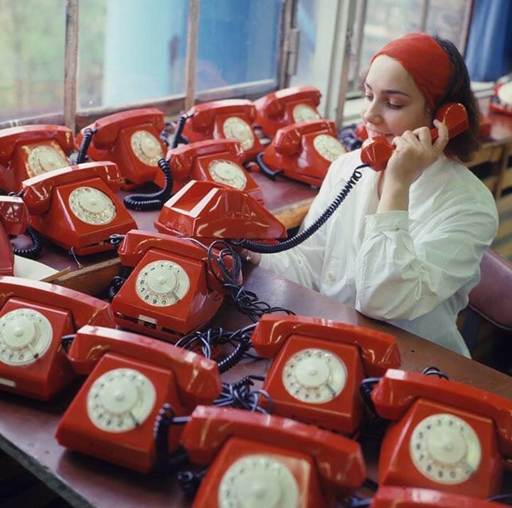 KIEV Téléphonie secretaire ☎ Bip Bip téléphones vintage rouge dans l'atelier d'appareil téléphonique de la centrale électrique de l'état de Riga, VEF 1977. ☎️