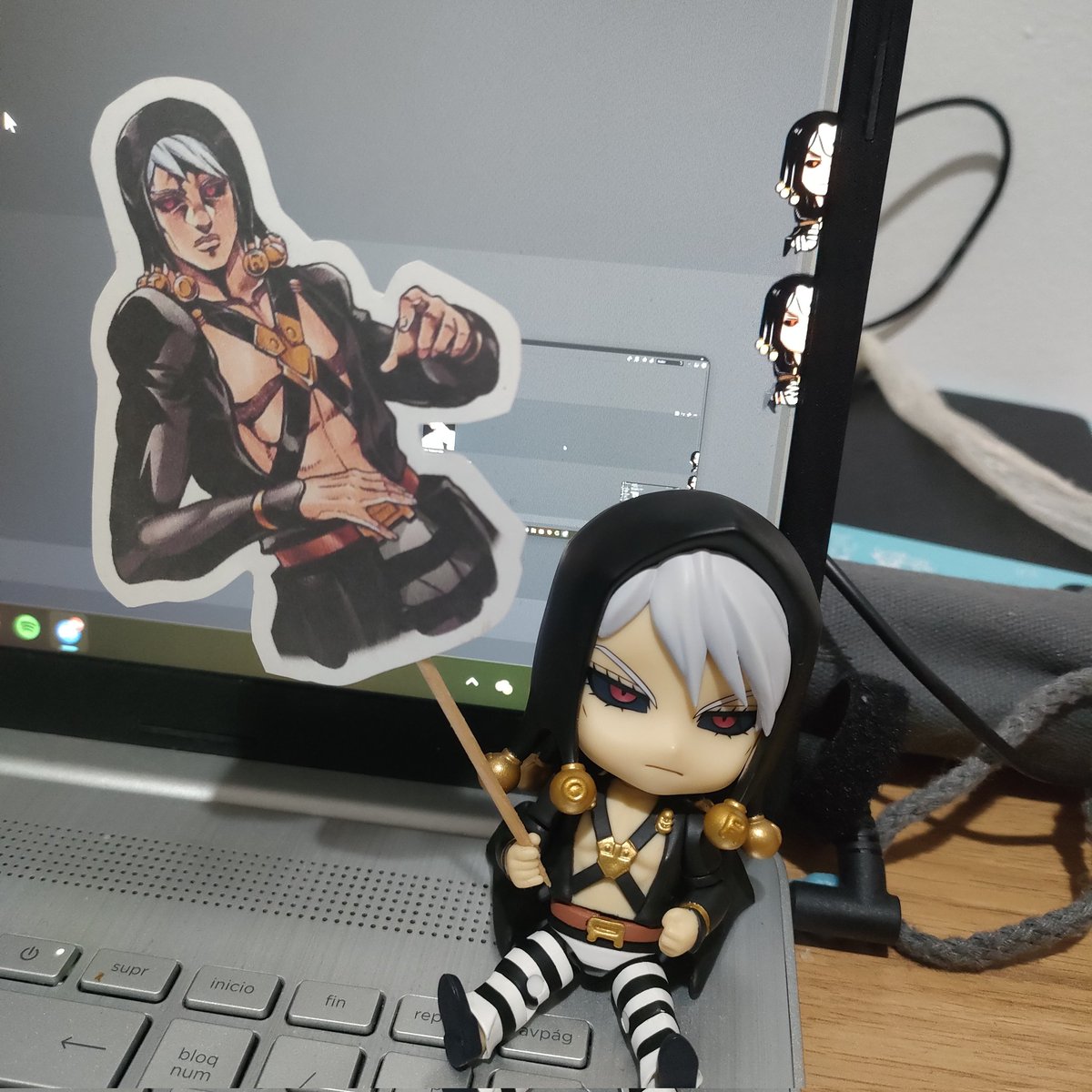 the risotto nendo holds up the risotto caketopper with the risotto shimejis in the background