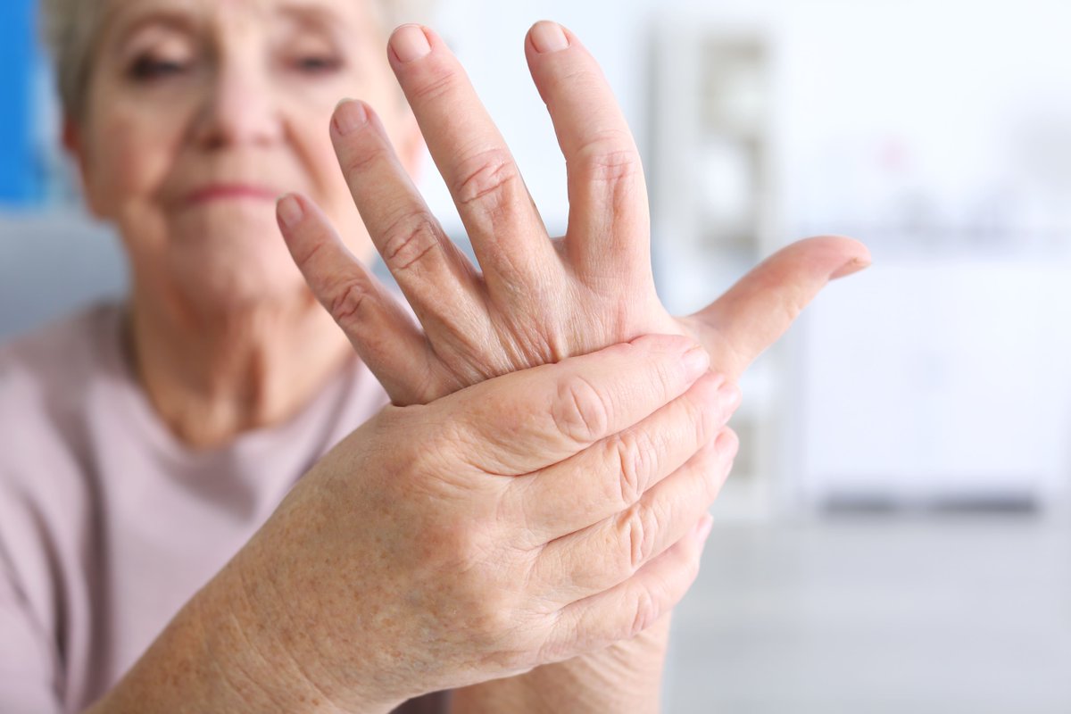 A team of Adelaide and US researchers has discovered a link between a less common form of rheumatoid arthritis and gene mutations found in blood cancer. 🩸 The study was recently published in @BloodJournal. Read more ➡️ sahmri.au/Arthritis-Bloo…