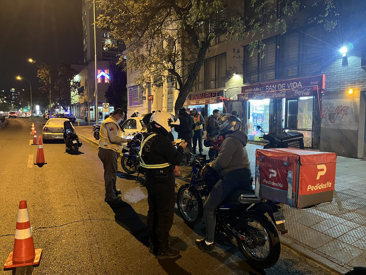 Ahora se realiza operativo conjunto coordinado por @SubPrevDelito con inspectores de @Fisca_MTT , @MuniNunoa y @Muni_Stgo junto a @Carabdechile fiscalizando motos 🏍️ y vehículos particulares 🚗. Porque #FiscalizarEsProteger