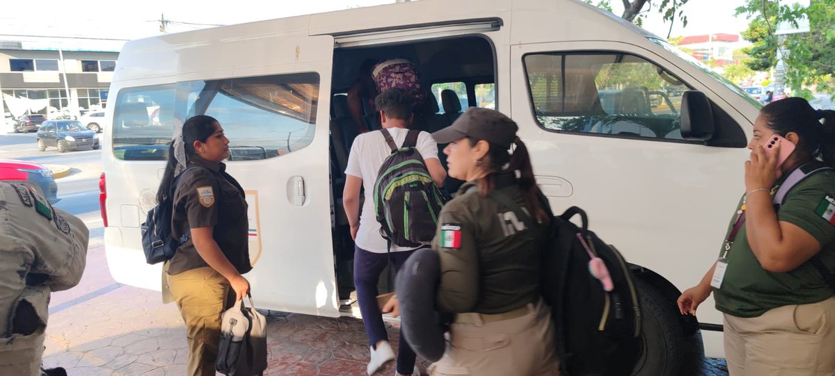 #Comunicado 📄| @INAMI_mx 🇲🇽 #QuintanaRoo recibió a 28 personas migrantes originarias de #Cuba 🇨🇺 rescatadas en altamar por un crucero internacional en Cozumel. Se trata de 18 hombres, nueve mujeres y un menor de edad adolescente no acompañado. 🔗 acortar.link/bCy3ld