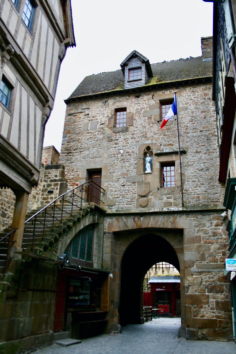 Callejeando por Le Mont Saint-Michel, Francia 🇫🇷 en el año 2009. #alldaytraveling #amoviajar #aroundtheworld #beautifuldestinations #placestogo #discoverearth #destinationearth #igglobalclub #greatphoto #francia #lemontsaintmichel