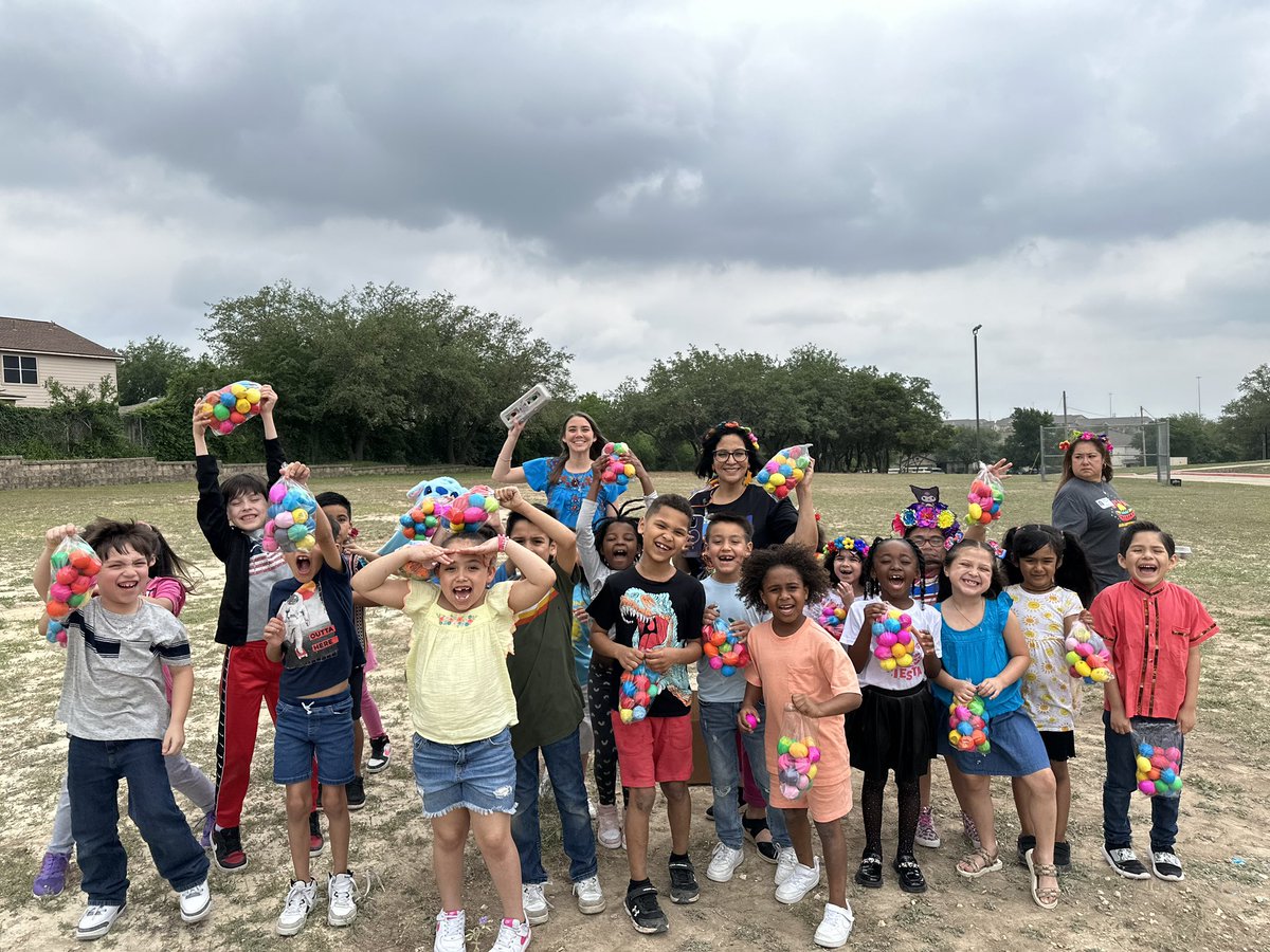 lisa_carrasco1's tweet photo. Viva Fiesta! @NISDMurnin @AmberRamos2310 our 1st grade students had a blast today! #conga #cascarones #maracas #partyday #parentsupportiseverything @ambermfreeman @LauraSheffiel20 🫶🏼🎉🎊😁 https://t.co/dCx0cFvLQb