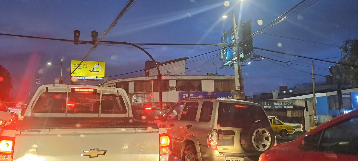Andriuea's tweet photo. Un caso en la Edmundo carvajal... @ECU911_ @ECU911Quito https://t.co/K48oqxTv7Z