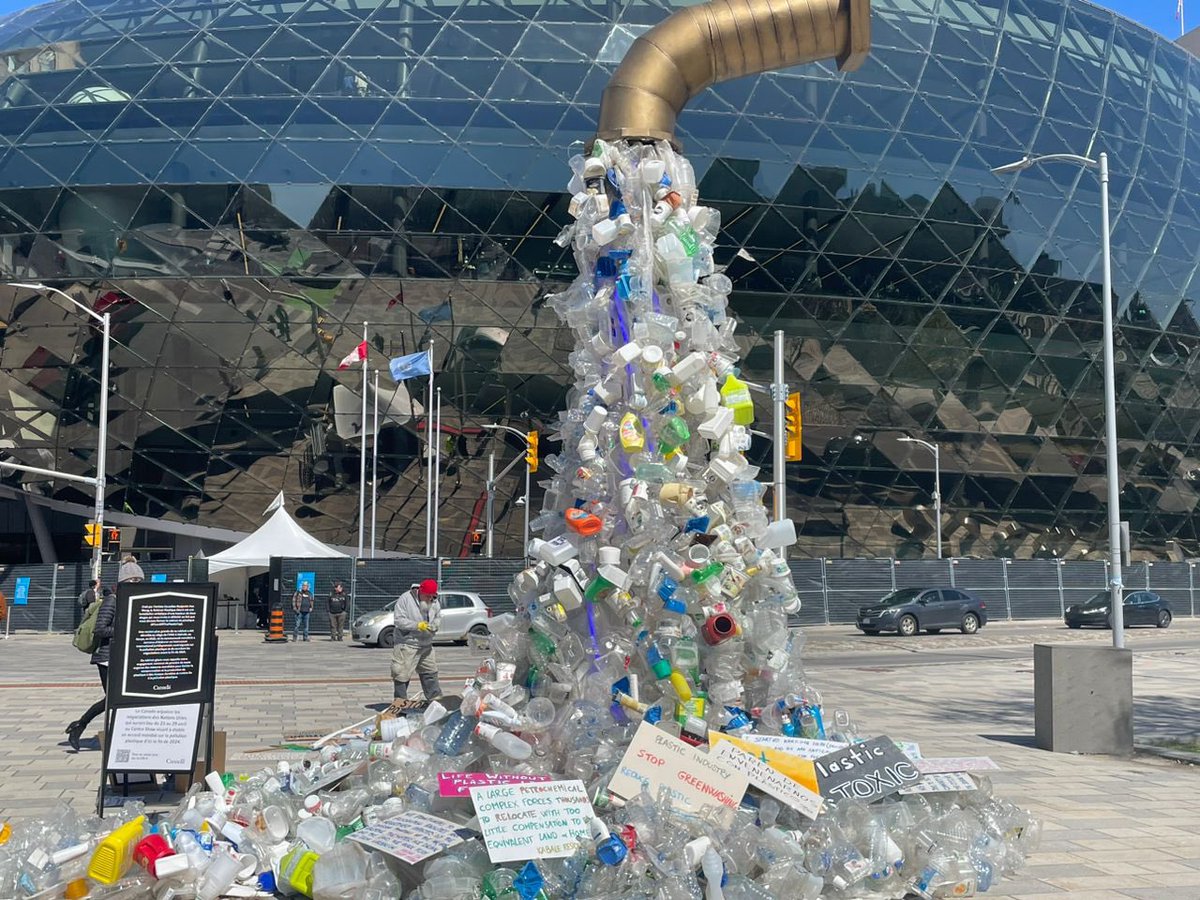 Day 3 : Ms Jane Johnson of @ProtectEarthNet having a focus group discussion on waste management and recycling with other participants at the ongoing fourth meeting of the Intergovernmental Negotiating Committee (#INC4) in @ottawacity . #BeatPlasticPollution #recycling