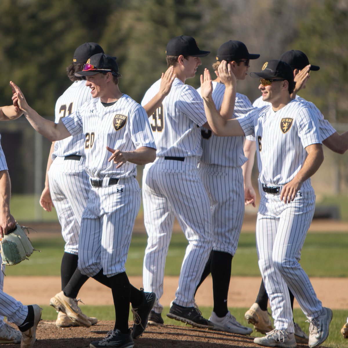 It took a week but @StOlafBaseball completed its sweep of Bethel by finishing off a 15-6 win over the Royals! RECAP: athletics.stolaf.edu/news/2024/4/18… #UmYahYah | #OlePride | #d3baseball