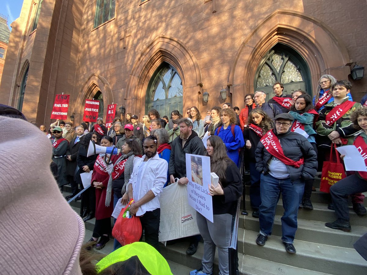 Standing w/ @JFREJNYC & my colleagues @CMShahanaHanif & @tiffany_caban to fight for housing justice for all. That includes new NYers harmed by 30 & 60 day shelter rule. Powerful community Seder to share traditions w/ everyone in our neighborhood & push for just housing policy.