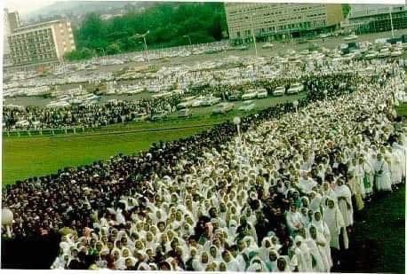 The long line of #Eritreans in #AddisAbeba  #Ethiopia proudly waiting to vote for independent #Eritrea. 1993, referendum, it took 2 days from 23march to 25 march, 1993.
#EritreaAt33